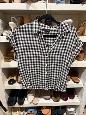 Who What Wear Black and White Gingham Button-Up Cap Sleeve Top
